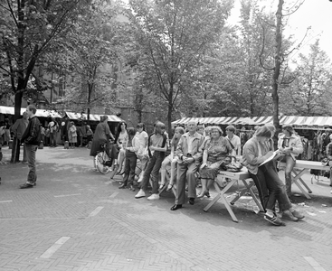 884147 Gezicht op het 'Feestterrein Max Havelaar' op het Janskerkhof te Utrecht, ingericht door het Utrechtsch ...